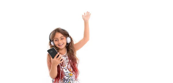 Hermosa Chica Posando Con Auriculares Teléfono Móvil Sobre Fondo Blanco —  Fotos de Stock
