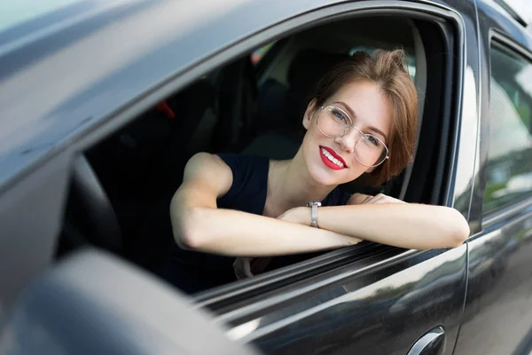 Junge Schöne Frau Posiert Auto — Stockfoto