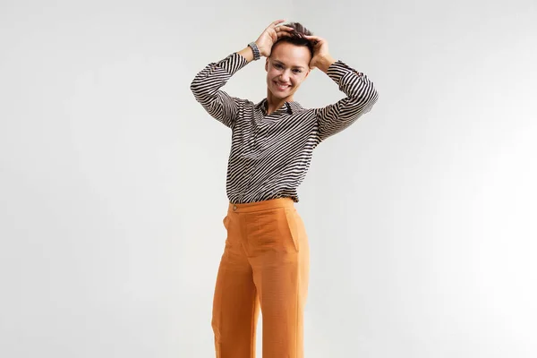 Mooie Jonge Vrouw Gestreept Zwart Wit Shirt Oranje Broek Poseren — Stockfoto