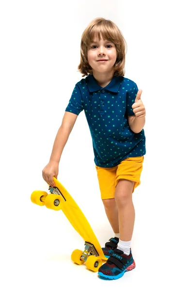 Niño Deportivo Con Patín —  Fotos de Stock