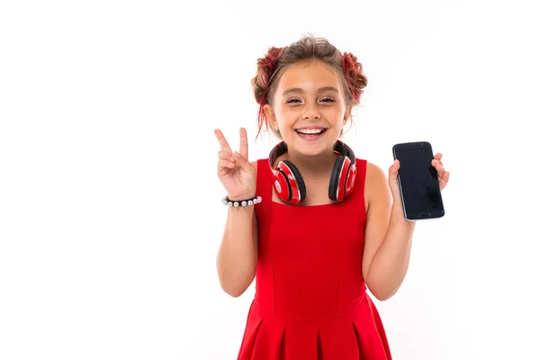 Cute Little Girl Pozowanie Telefonu Komórkowego Białym Tle — Zdjęcie stockowe