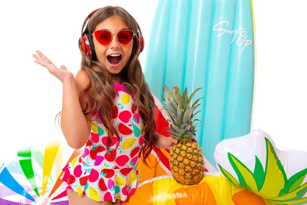 Carino Bambina Posa Spiaggia Stile Contro Bianco Sfondo — Foto Stock