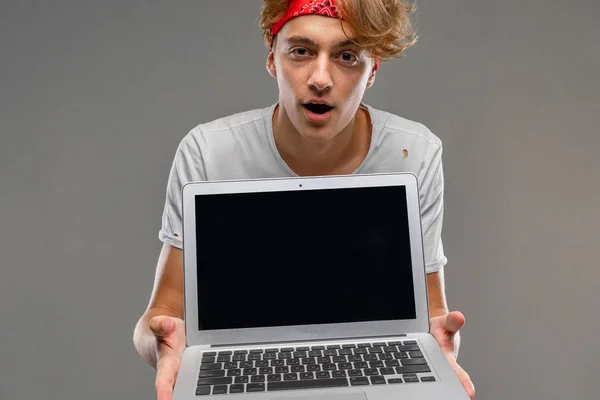 Remaja Dengan Laptop Terhadap Abu Abu — Stok Foto