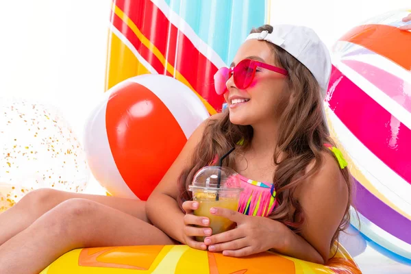 Carino Bambina Posa Spiaggia Stile Contro Bianco Sfondo — Foto Stock