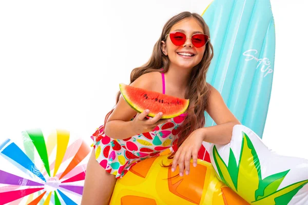 Bonito Menina Posando Estilo Praia Contra Fundo Branco — Fotografia de Stock