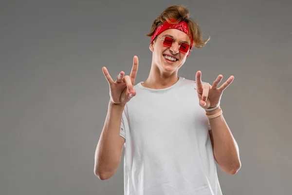 Guapo Emocional Adolescente Chico Posando Estudio Contra Gris — Foto de Stock