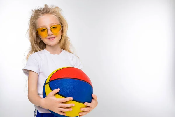 Aranyos Sportos Kislány Pózol Kosárlabda — Stock Fotó