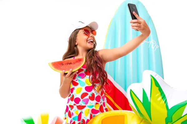 Carino Bambina Posa Spiaggia Stile Contro Bianco Sfondo — Foto Stock