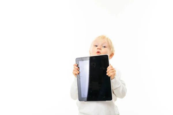 Lindo Niño Sosteniendo Tableta — Foto de Stock