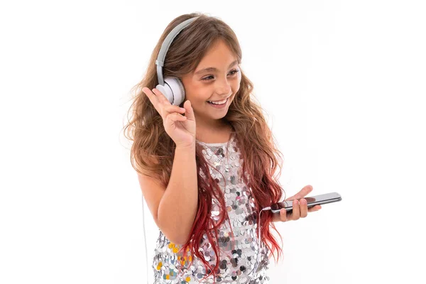 Schöne Mädchen Posiert Mit Kopfhörern Und Handy Vor Weißem Hintergrund — Stockfoto