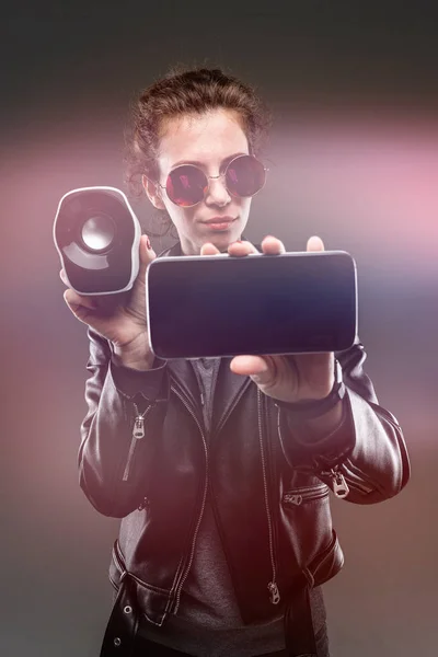 자켓을 배경에 선글라스를 핸드폰을 포즈를 취하는 유행하는 — 스톡 사진