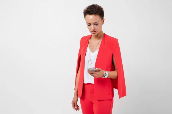 Mujer Negocios Traje Rojo Posando Con Teléfono Móvil Sobre Fondo —  Fotos de Stock