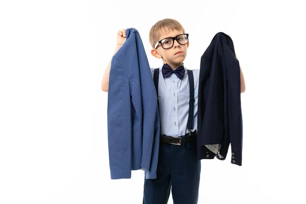 Niño Pequeño Con Dos Chaquetas — Foto de Stock