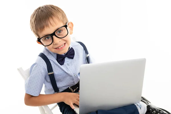 在笔记本电脑上的男孩 — 图库照片