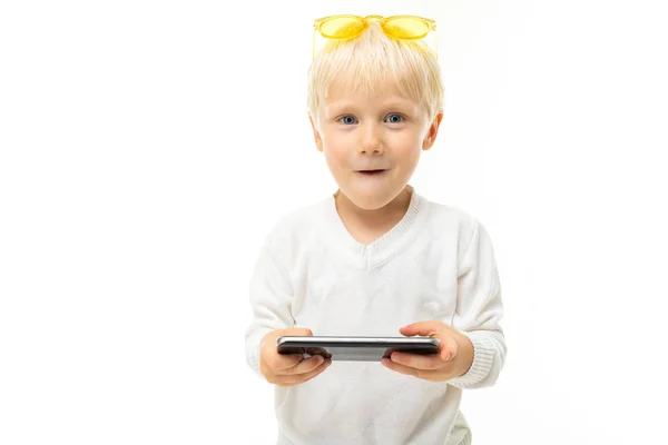 Lindo Niño Pequeño Con Teléfono — Foto de Stock