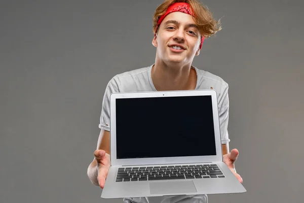 Adolescente Com Laptop Contra Cinza — Fotografia de Stock