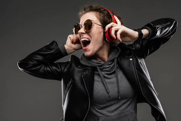 Mujer Joven Moda Auriculares Rojos Posando Chaqueta Cuero Gafas Sol — Foto de Stock