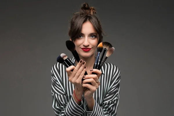 Young Beautiful Woman Make Brushes — Stock Photo, Image