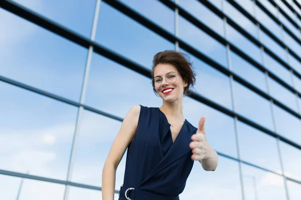 Jonge Mooie Vrouw Poseren Tegen Modern Gebouw — Stockfoto