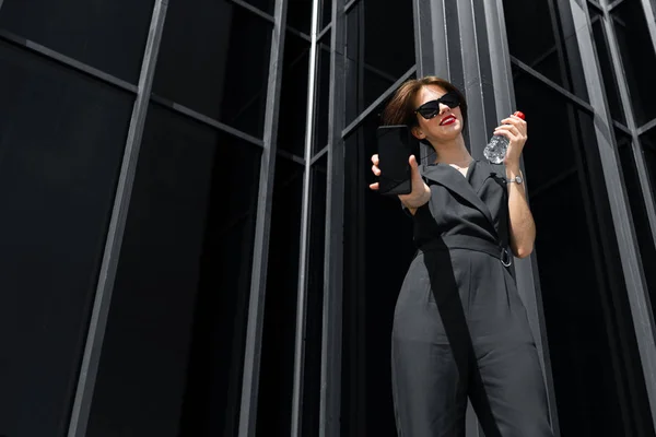 Hermosa Mujer Negocios Posando Contra Edificio Moderno — Foto de Stock