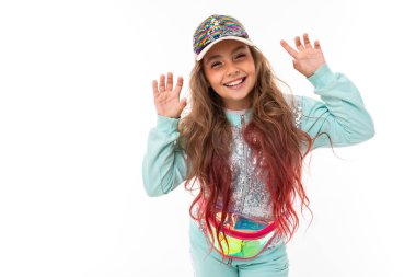 Beyaz arka planda poz veren tatlı küçük kız.  