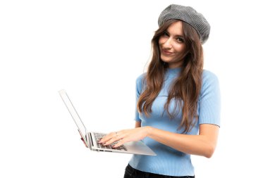 Dizüstü bilgisayarı olan güzel bir kadın. 