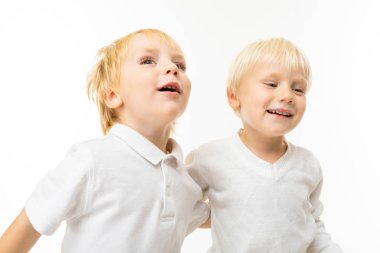 İki küçük kardeşin portresini yakından çek. 