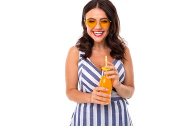 Stüdyoda meyve suyu içen güzel esmer kız. 