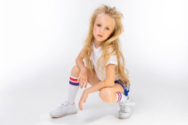 Stüdyoda poz veren tatlı sarışın kız. 