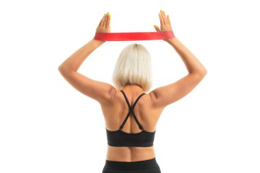 Stüdyoda beyazlara karşı poz veren güzel sarışın kadın. 