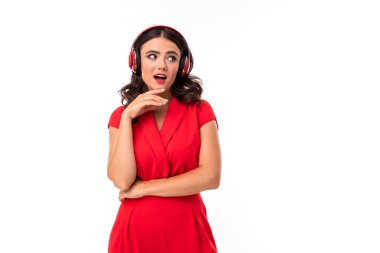 Kırmızılı güzel kadın müzik dinliyor. 