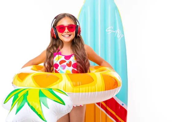 Carino Bambina Posa Spiaggia Stile Contro Bianco Sfondo — Foto Stock