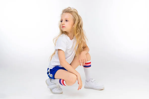 Roztomilý Malý Blondýnka Dívka Pózování Studiu — Stock fotografie