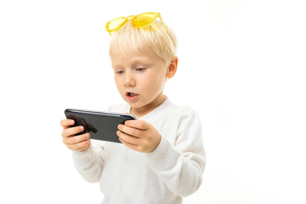 Lindo Niño Pequeño Con Teléfono — Foto de Stock