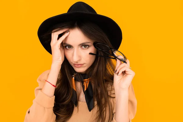 Junge Schöne Frau Mit Hut Posiert Studio Gegen Orange — Stockfoto