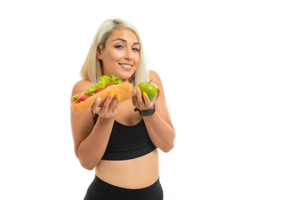 Sportlerin Posiert Mit Gesundem Und Junk Food — Stockfoto