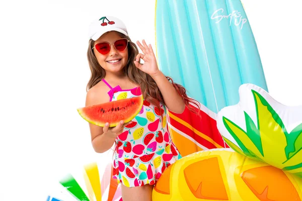 Bonito Menina Posando Estilo Praia Contra Fundo Branco — Fotografia de Stock