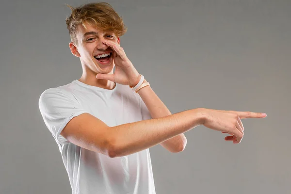 Schöner Emotionaler Teenager Junge Posiert Studio Gegen Grau — Stockfoto