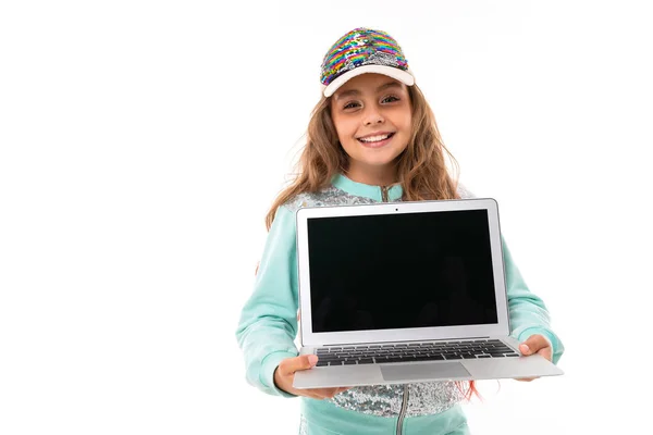 漂亮的小女孩拿着白色背景的笔记本电脑摆姿势 — 图库照片