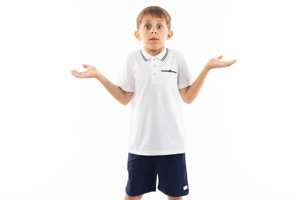 Bonito Menino Fazendo Rosto Expressão Posando Estúdio Contra Branco — Fotografia de Stock