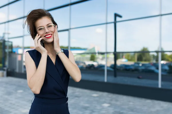 Beautiful Woman Talking Phone — Stock Photo, Image