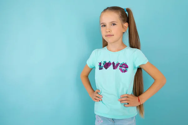 Retrato Uma Menina Bonita Uma Camisa Azul Posando Contra Fundo — Fotografia de Stock