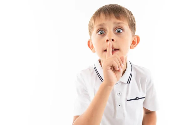 Carino Ragazzo Fare Faccia Espressione Posa Studio Contro Bianco — Foto Stock