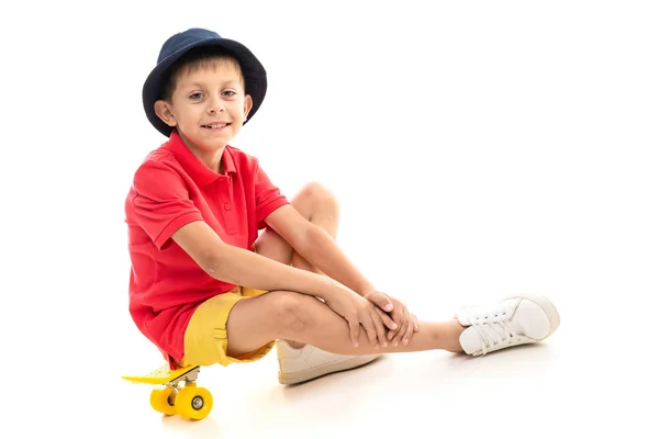 Süße Kleine Junge Posiert Studio Mit Skate — Stockfoto
