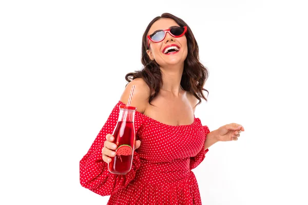 Mulher Vestido Vermelho Posando Com Bebida Contra Fundo Branco — Fotografia de Stock