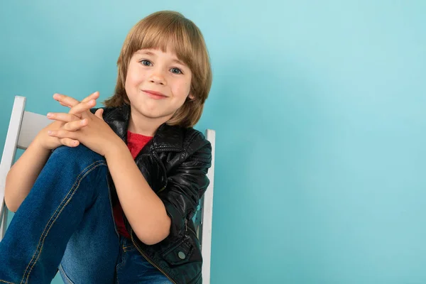 Schattig Modieus Jongen Poseren Studio Tegen Blauw — Stockfoto