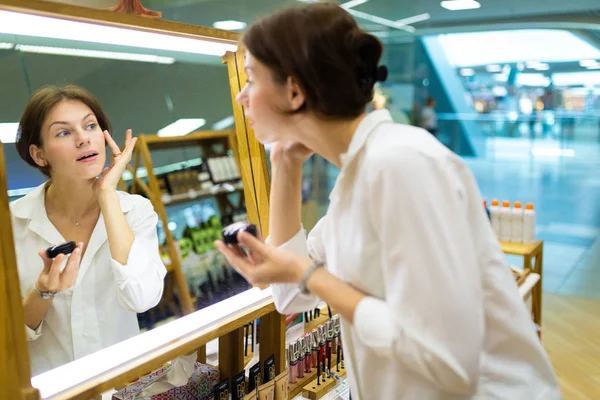 Bella Donna Venditore Nel Negozio Cosmetici — Foto Stock