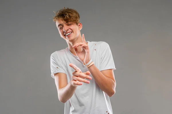 Guapo Emocional Adolescente Posando Estudio Contra Gris —  Fotos de Stock