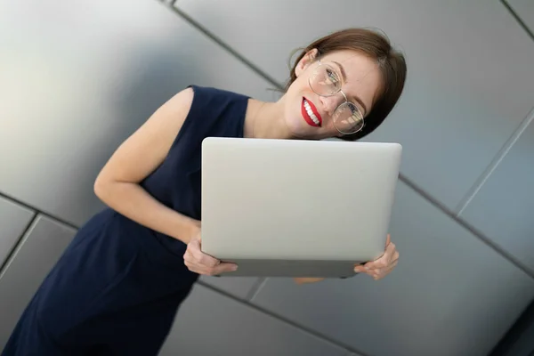 Jovem Mulher Negócios Bonita Com Laptop — Fotografia de Stock