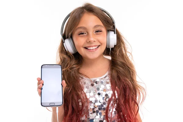 Piękna Dziewczyna Pozowanie Słuchawkami Telefon Komórkowy Białym Tle — Zdjęcie stockowe